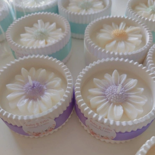 Vela de flor colorida